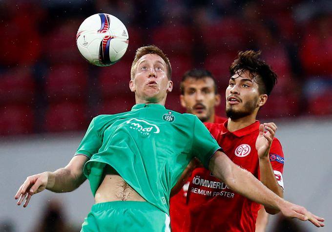 Robert Berić je moral zaradi "višje sile" igrišče zapustiti že v 13. minuti. | Foto: Reuters