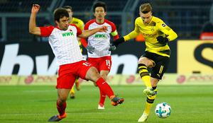 Borussia remizirala z Augsburgom, krepka zaušnica za Kampla in soigralce