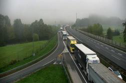 Zahtevek AMZS glede odvoza tovornih vozil z avtocest zavržen