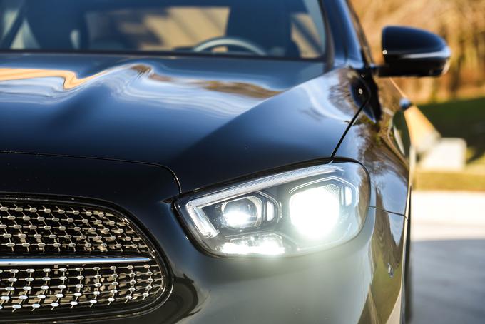 Pri obeh so serijsko vgrajeni žarometi LED, na seznamu doplačilnih opcij pri Mercedesu še matrični žarometi in pri BMW poleg matričnih tudi opcija laserskih sprednjih žarometov. | Foto: Gašper Pirman