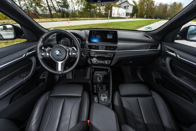 Pri ergonomiji vozniškega prostora so pristopi različni. BMW X1 na primer še s klasičnimi analognimi merilniki. | Foto: PRIMA