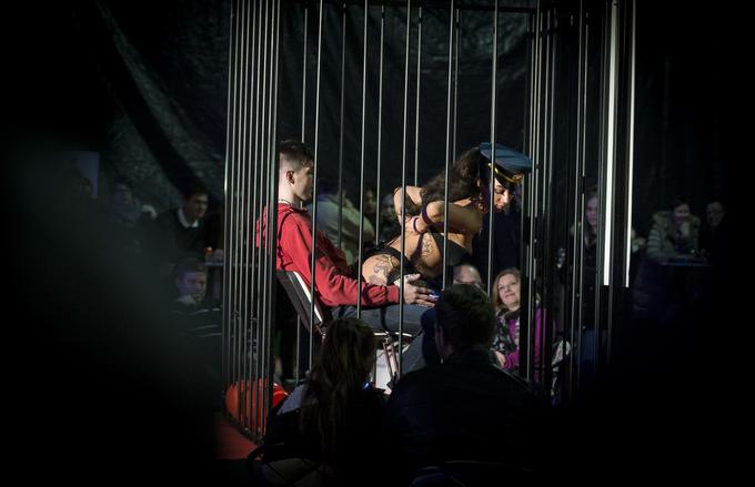 Kot novost je bil na sejmu predstavljen erotični šov, ki ga Valerie in Chloe izvajata v kletki. | Foto: Ana Kovač