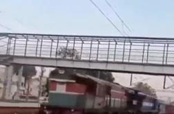 Pobegli vlak v Indiji brez strojevodje prevozil 70 kilometrov #video