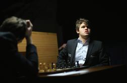Carlsen in Anand v prvi partiji remizirala