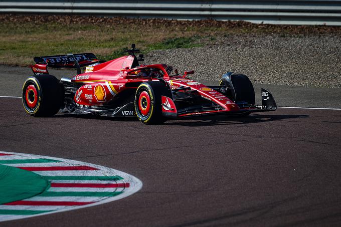 Carlos Sainz mlajši na preizkusu novega Ferrarijevega dirkalnika v Maranellu. | Foto: Guliverimage