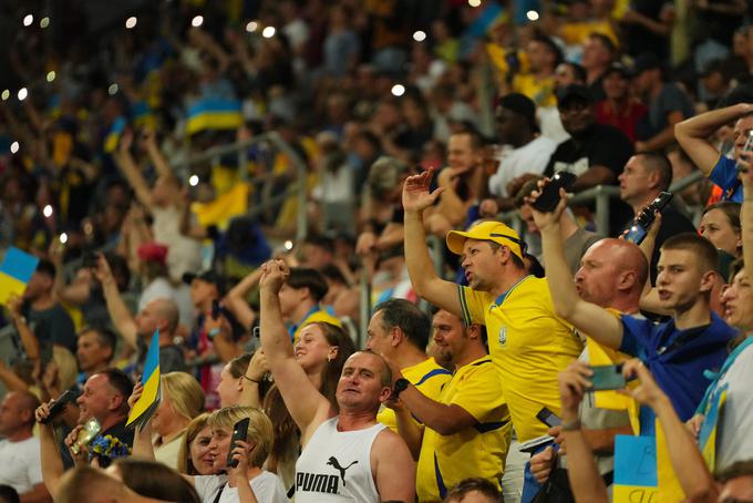 Navijači Ukrajine so napolnili stadion v Vroclavu. | Foto: Reuters