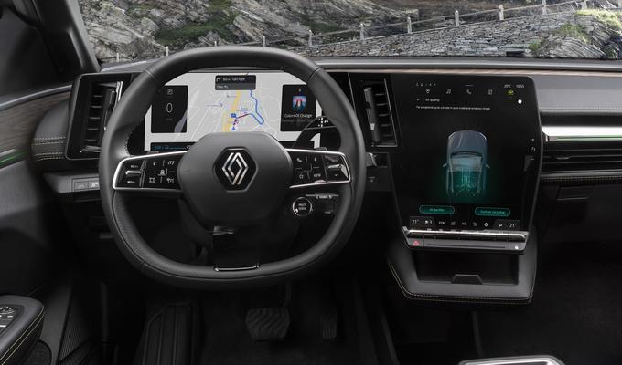 Digitalni zaslon je nadpovprečno odziven. Zaradi postavitve elementov na ekranu in podpore funkcijam Google se vozniku pravzaprav niti ni treba povezati s svojim mobilnim telefonom z večopravilno enoto. | Foto: Renault