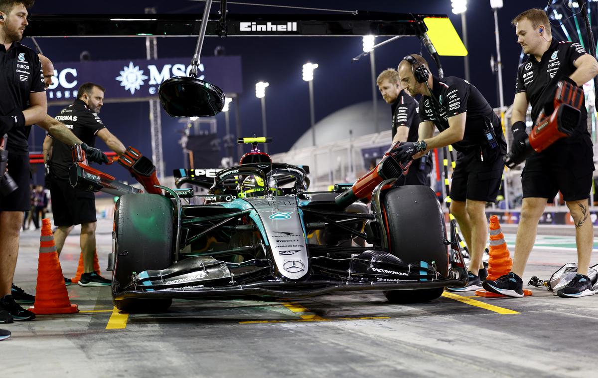 VN Bahrajna Lewis Hamilton Mercedes | Lewis Hamilton in njegov Mercedes se ne bosta zadovoljila s četrtkovim dosežkom. Delajo naprej, pravi. | Foto Reuters