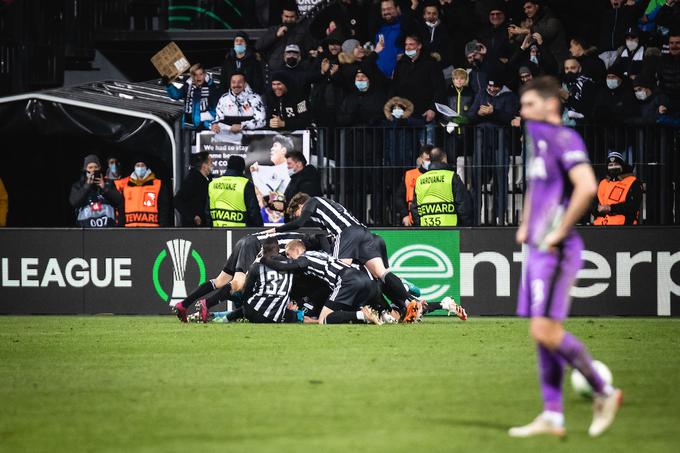 Veselje nogometašev Mure po zmagovitem zadetku Amadeja Maroše! | Foto: Blaž Weindorfer/Sportida