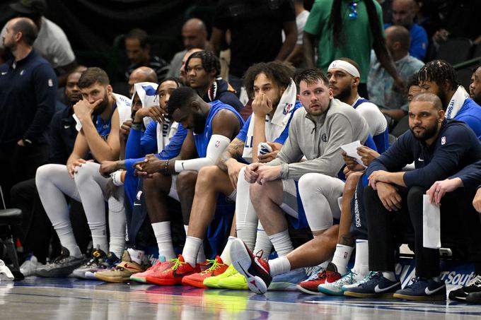 Potrti in poklapani obrazi košarkarjev Dallasa po prepričljivem domačem porazu z Indiano povedo več kot tisoč besed. | Foto: Reuters