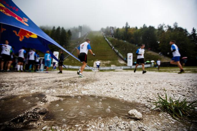 Vreme je tekmovalcem še dodatno otežilo nalogo. | Foto: Grega Valančič/Sportida