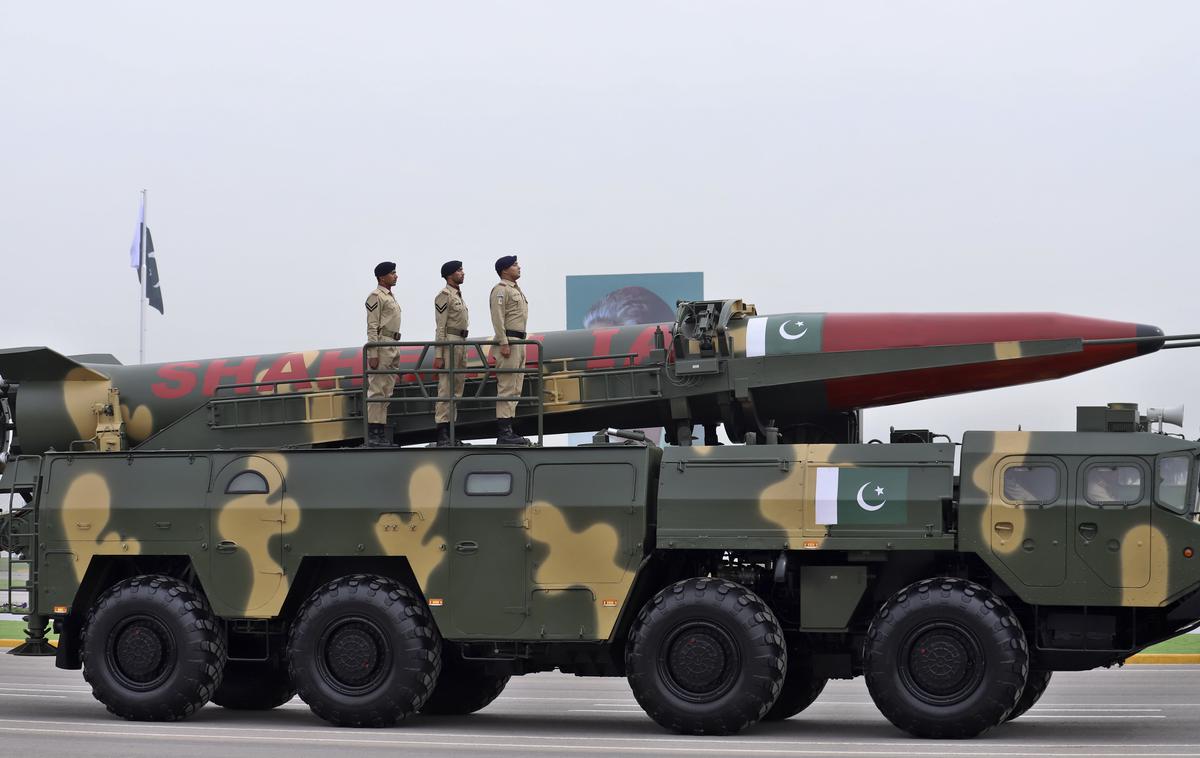 pakistanska vojaška parada; Raketa Shaheen-IA, ki lahko nosi jedrske bojne glave | Raketo Shaheen-IA, ki lahko nosi jedrske bojne konice, je pakistanska vojska pokazala med vojaško parado ob državni proslavi v Islamabadu 23. marca letos. | Foto Gulliverimage