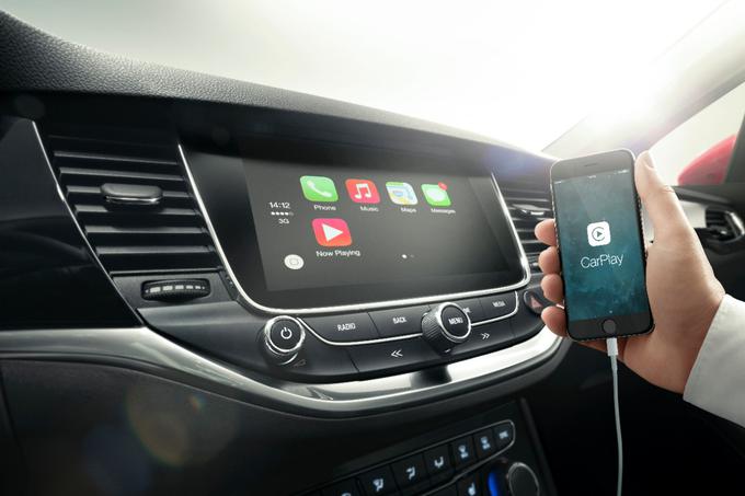 Opel v svojih avtomobilih ponuja možnost integracije pametnega telefona s pomočjo aplikacije Apple CarPlay, ki preslika telefon na zaslon na armaturni plošči. | Foto: Opel