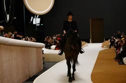 Kraljeva dama s konjem na Chanelovo modno revijo