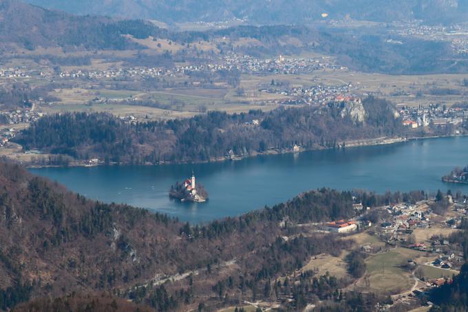 Tudi ob nekoliko slabši vidljivosti je lep pogled na Blejsko jezero. | Foto: Matej Podgoršek