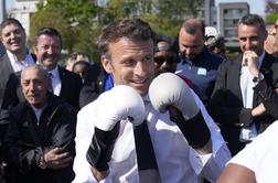 Macron nadel boksarske rokavice. Se pripravlja na spopad s Putinom?