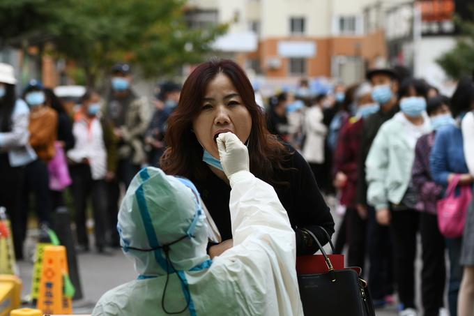V mestu Čingdao na severovzhodu države so zdravstveni delavci v samo štiri dneh na novi koronavirus testirali okoli deset milijonov ljudi. | Foto: Reuters