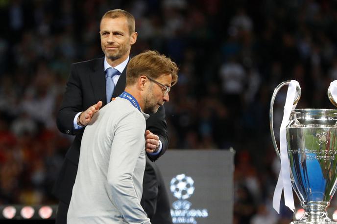 Finale lige prvakov Kijev | Tako je predsednik Uefe Aleksander Čeferin lani v finalu lige prvakov tolažil trenerja Liverpoola Jürgena Kloppa. | Foto Reuters