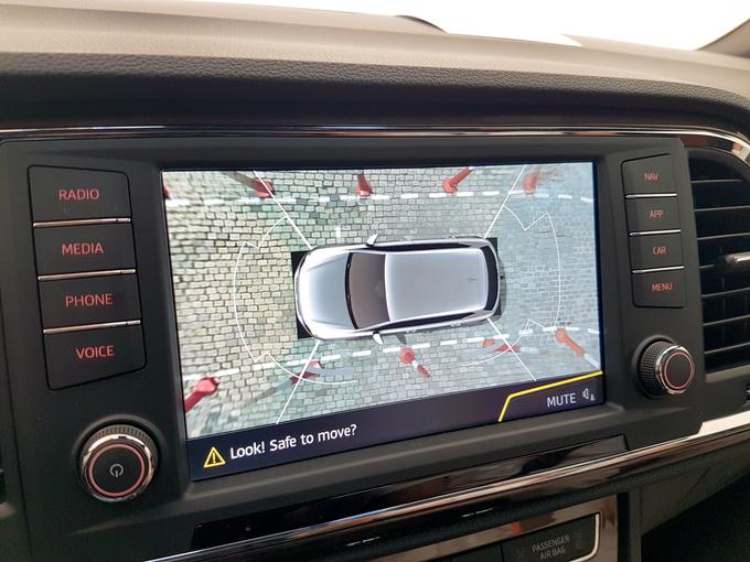 Zanimivo je voziti avtomobil s povsem prekritimi stekli in vrteti volan na podlagi žive slike na 8-palčnem zaslonu. | Foto: Jure Gregorčič