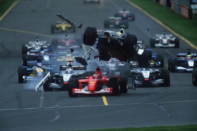 Melbourne 2002 štart Rubens Barrichello Ralf Schumacher | Ralf Schumacher je pred prvim zavojem VN Avstralije 2002 poletel prek dirkalnika Rubensa Barrichella. | Foto Guliver Image