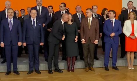 Ministrica zavrnila poljubček hrvaškega zunanjega ministra #video
