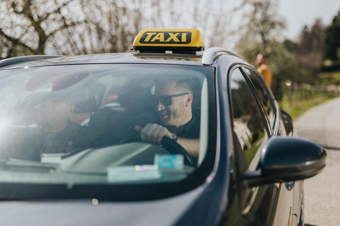 V novem videospotu Fehtarjev je manjšo vlogo taksista odigral tudi Denis Avdić. | Foto: Žan Zajc