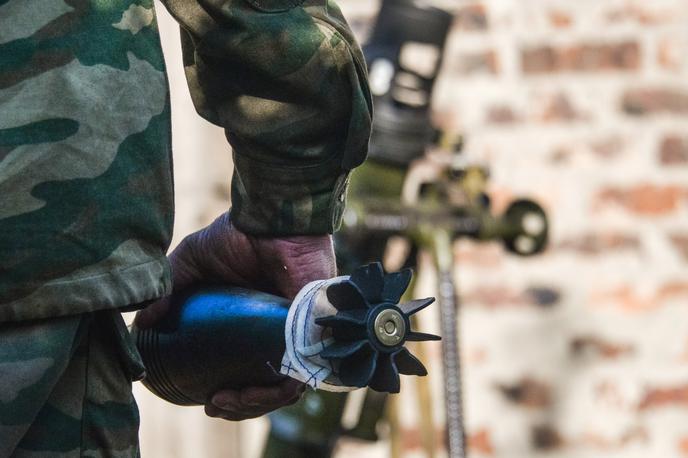 Proruski upornik v Donbasu z minometno granato | Fotografija je simbolična. | Foto Guliverimage