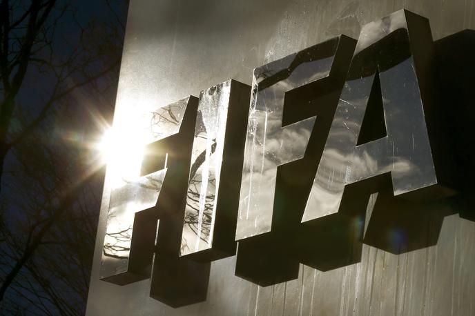 FIFA logo | Mednarodna nogometna organizacija (Fifa) sporoča, da tekem pod njenim okriljem ne bo vsaj do konca junija. | Foto Reuters