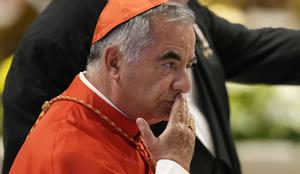 Kardinala Becciuja obsodili na pet let in pol zapora