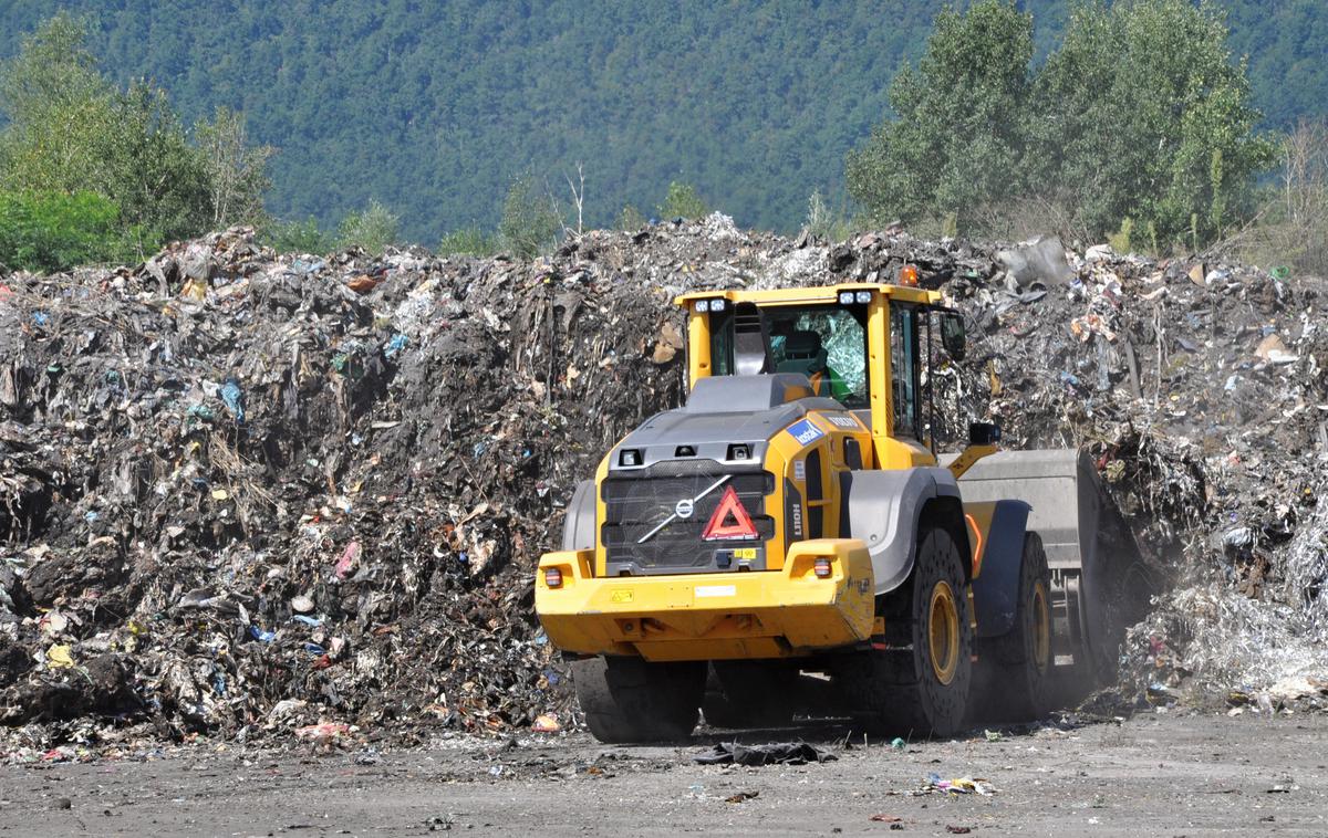 odpadki Zalog | Odpadki se kopičijo v zbirnih centrih, ker odvoz v sežigalnice v sosednjih državah poteka z zamikom ali pa sploh ne. | Foto STA