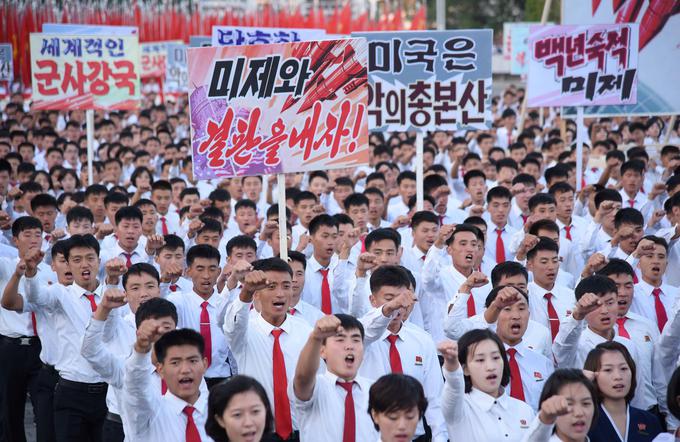Protiameriške demonstracije na trgu Kima II Sunga v Pjongjangu. Fotografijo je v svet poslala severnokorejska tiskovna agencija KCNA. | Foto: Reuters