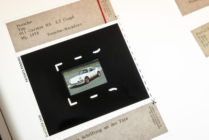Diapozitivi originalnih fotografij z leta 1973, ki so jih uporabili ob lansiranju modela 911 2.7 RS. Na njih se vidi še prvotna zasnova nalepke Carrera ob strani, še preden so kupci dobili svoje avtomobile so jo spremenili in se je v takšni obliki ohranila do danes. | Foto: Porsche