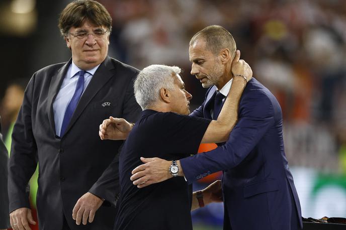 Aleksander Čeferin | Jose Mourinho je prvič v karieri doživel poraz v evropskem finalu. Po dvoboju je iz rok predsednika Uefe Aleksandra Čeferina prejel srebrno medaljo. | Foto Reuters