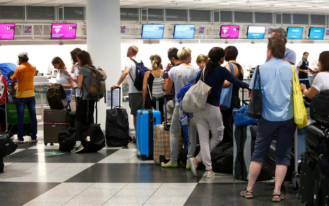 Vsakdanji pojav na skoraj vseh letališčih po svetu. Zaradi počasnega preverjanja potnikov nastanejo daljše čakalne vrste. | Foto: Reuters