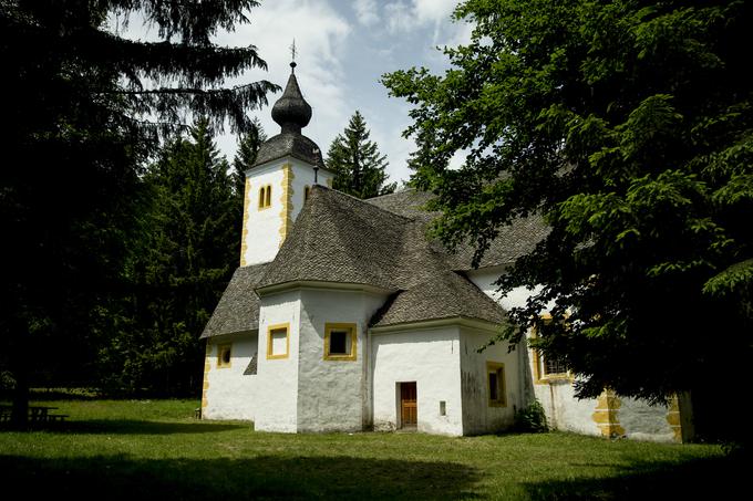 Ohranjeni so spomini na nekdanja romanja k cerkvi Sv. Urha, ki so potekala okoli 4. julija, ko goduje sv. Urh. | Foto: Ana Kovač