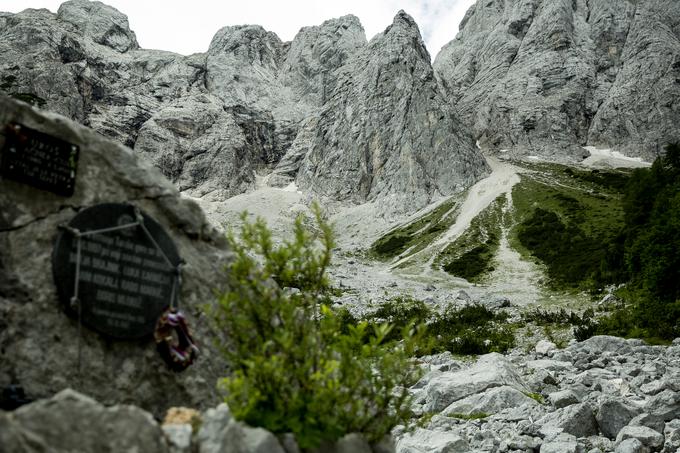 Nekaj sto metrov naprej od "travniške plaže" je spominsko obeležje petim gorskim reševalcem, ki so leta 1999 umrli v tragični nesreči, ki se je zgodila med reševalno vajo. | Foto: Ana Kovač