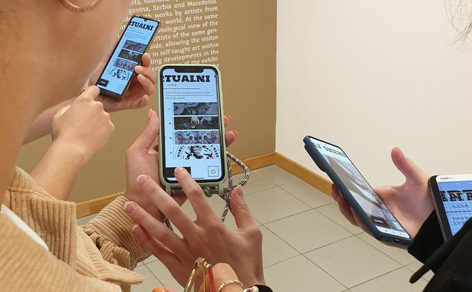 Z Virtualnim vodnikom GLST s pomočjo svojih telefonov vstopite v svet samorastniške umetnosti. | Foto: Galerija likovnih samorastnikov Trebnje