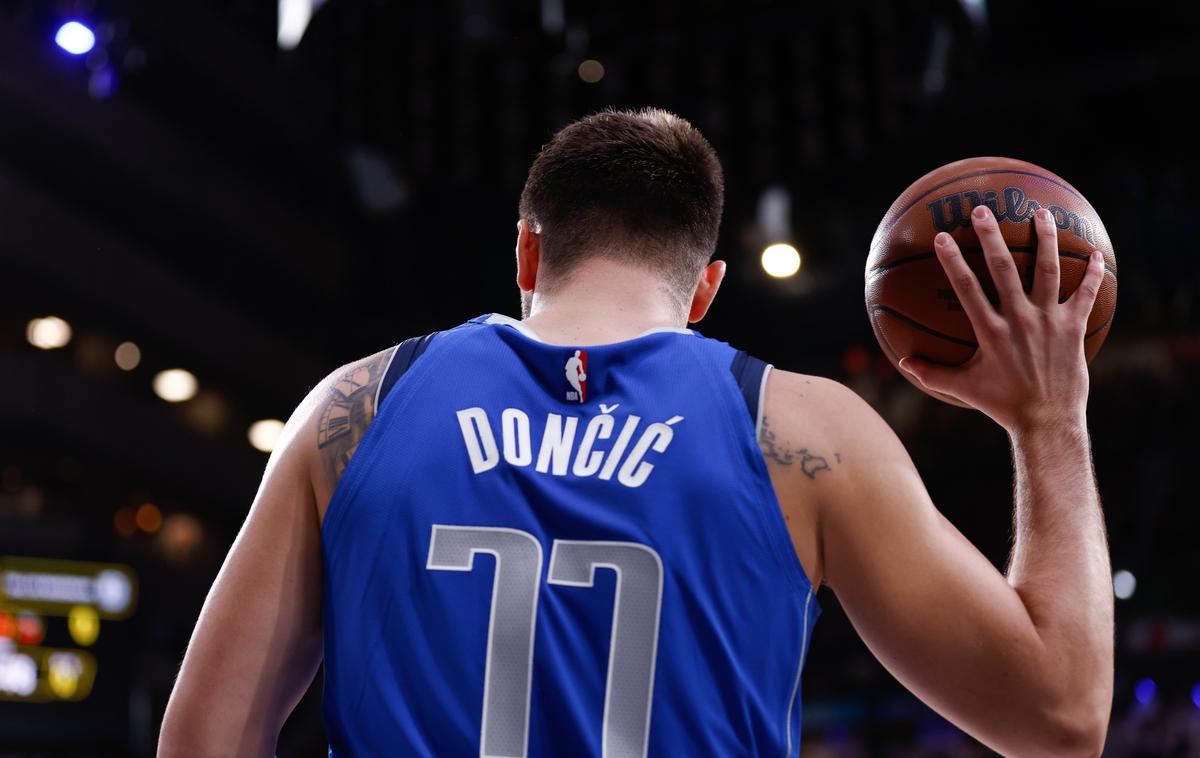 Luka Dončić | Dallasov dres Luke Dončića s številko 77 je šesti najbolje prodajani dres v ligi NBA. | Foto Guliverimage