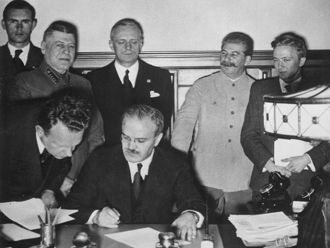 Avgusta 1939 sta nacistična Nemčija in komunistična Sovjetska zveza podpisali sporazum Ribbentrop-Molotov. Sodelovanje med državama je trajalo do Hitlerjevega napada na Sovjetsko zvezo junija 1941. | Foto: Thomas Hilmes/Wikimedia Commons