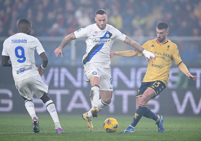 Marko Arnautović je zadel za vodstvo Interja z 1:0, a je Genoa hitro izenačila. | Foto: Reuters