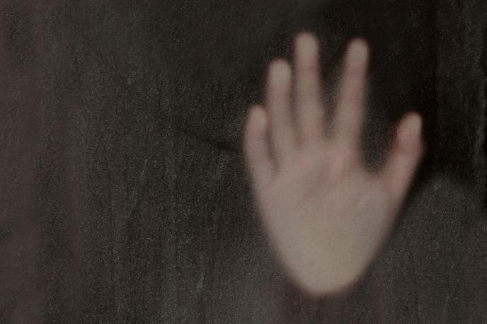 Spolne zlorabe otrok, žalost, otrok, nasilje | Napadli so ga na poti iz šole.  | Foto Shutterstock