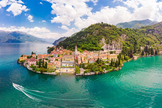 Como | K jezeru Como se vsako leto zgrinjajo množice turistov. | Foto Shutterstock