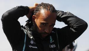 Lewis Hamilton v središču rasističnih opazk, karavana F1 skočila v zrak