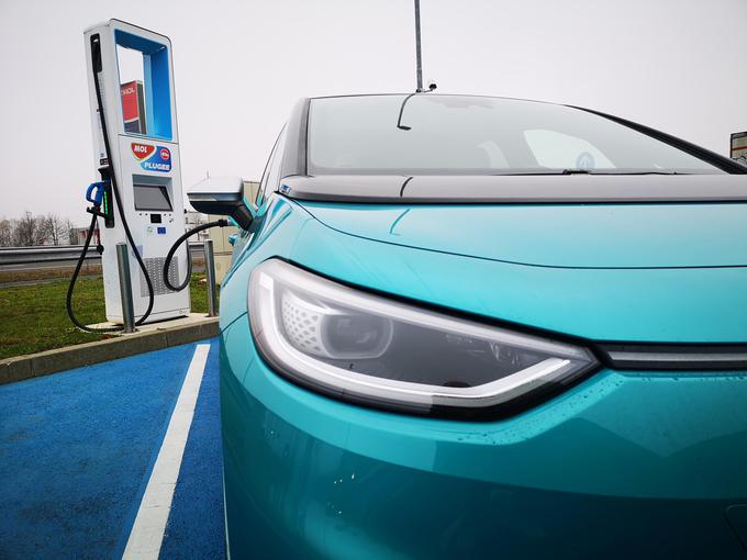 Ob hitro rastoči prodaji električnih avtomobilov opažamo počasnejo rast števila polnilnic, še posebej tistih z enosmernim tokom DC. | Foto: Gregor Pavšič