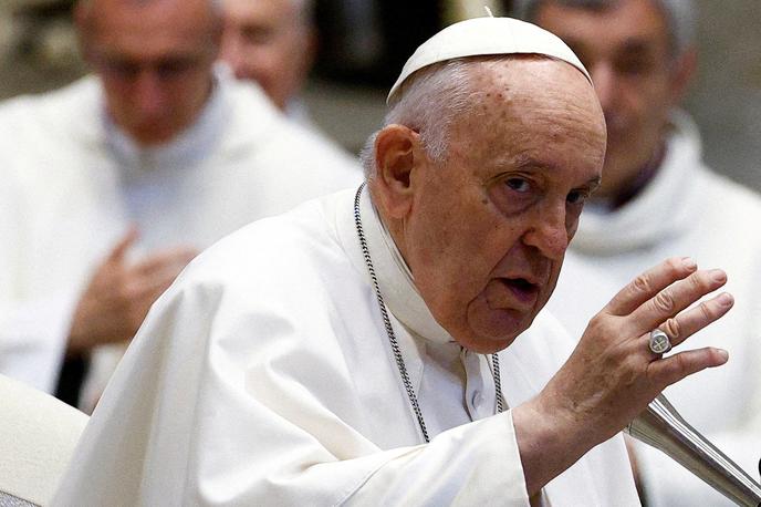papež Frančišek | Lani je bil hospitaliziran dvakrat, marca prav zaradi bronhitisa, junija pa je prestal operacijo ukleščene trebušne kile, še piše STA. | Foto Reuters