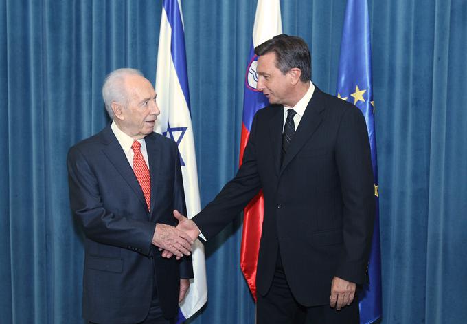 "Bil je svetovni politik in zgodovinska osebnost in vendarle je vselej zbrano poslušal naše mnenje in iskreno povedal svoje," je Peresu dejal predsednik republike.  | Foto: STA ,