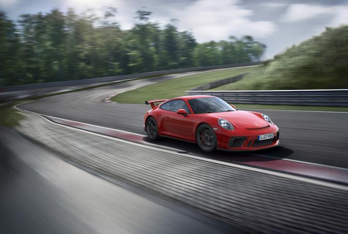 911 GT3 v različici s sedemstopenjskim samodejnim menjalnikom z dvojno sklopko (PDK), ki je še ostrejši in se hitreje prilagodi uporabi na dirkališču. Do stotice pospeši v 3,4 sekunde in doseže 318 kilometrov na uro. Za voznike, ki prisegajo na klasično mehaniko, je model znova na voljo tudi s skrajno natančnim šeststopenjskim ročnim menjalnikom. V tem primeru stotica "pade" v slabih štirih sekundah (3,9 s), merilnik hitrosti pa se skrajno desno ustavi pri 320 kilometrih na uro. | Foto: Porsche