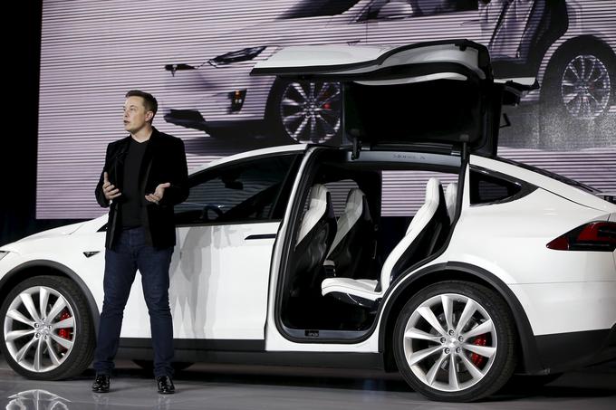 Pečjak pravi, da zasnova Teslinega avtomobilskega uspeha sloni na dejstvu, da Elon Musk pri razvojnih rešitvah zapleta veliko manj kot uprave velikih evropskih avtomobilskih proizvajalcev. Njegovi avtomobili imajo tisto, kar potrebujejo za učinkovitost in varnost, v ničemer ne pretirava.  | Foto: Reuters