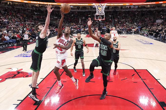 Košarkarji Boston Celtics so v pretekli noči v severnoameriški ligi NBA na gostovanju premagali Chicago Bulls s 124:113 in tako na devet podaljšali svoj trenutni niz zmag. | Foto: Guliverimage