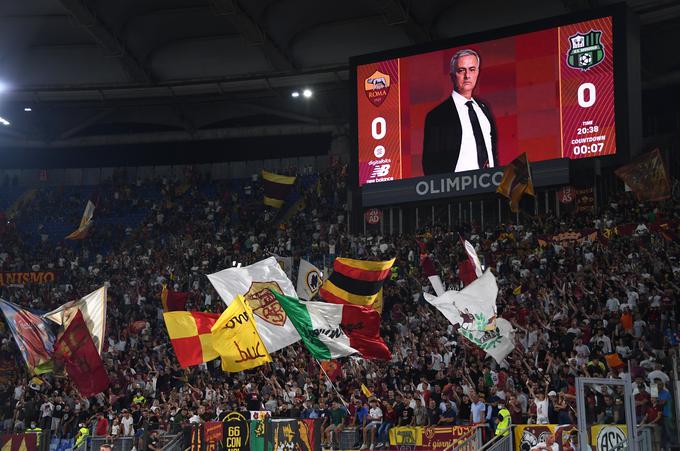 Jose Mourinho pri navijačih Rome uživa ogromno priljubljenost, a mu tudi to ni pomagalo, da bi zadržal status trenerja. | Foto: Reuters